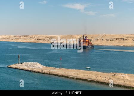 Ismailia, Egitto - 5 Novembre 2017: Prodotti Petroliferi Tanker Storm Alexandra nave passando il nuovo canale di Suez vicino a Ismailia, Egitto, Africa. Foto Stock