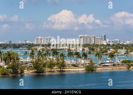 Miami, FL, Stati Uniti - 27 aprile 2019: Causeway dal centro alla spiaggia, Biscayne Bay e la città di Miami, Florida, Stati Uniti d'America. Foto Stock