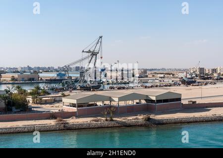 Suez, Egitto - 5 Novembre 2017: porto industriale di oggetti dell'infrastruttura sulla riva del Canale di Suez in Egitto, Africa. Foto Stock