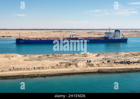 Ismailia, Egitto - 5 Novembre 2017: Petrolio greggio Tanker Nan Lin nave Wan passando il nuovo canale di Suez vicino a Ismailia, Egitto, Africa. Foto Stock