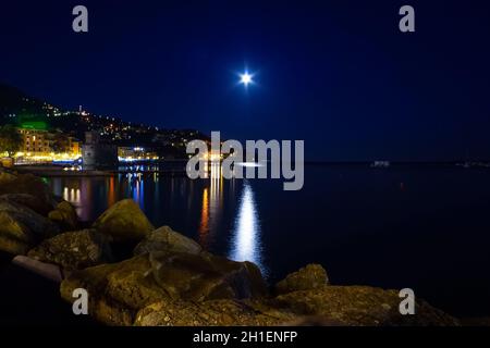 Rapallo e porto di notte, Liguria, Italia Foto Stock