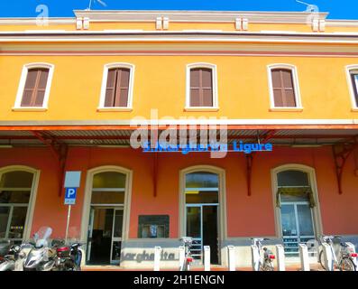 Santa Margherita Ligure, Italia - 13 settembre 2019: Piccola stazione ferroviaria di Santa Margherita-Ligure, Italia Foto Stock