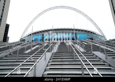 Foto di archivio datata 18-06-2021 di una visione generale dello stadio in vista della partita UEFA euro 2020 del gruppo D al Wembley Stadium di Londra. L'Inghilterra è stata ordinata di giocare la loro prossima partita di gara in casa UEFA a porte chiuse, con un'ulteriore partita sospesa, in relazione al disordine alla finale Euro 2020 a Wembley, ha annunciato l'UEFA. Data di emissione: Lunedì 18 ottobre 2021. Foto Stock