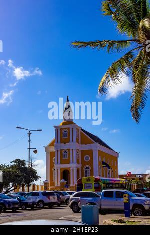 Willemstad, Curacao, Paesi Bassi - 5 Dicembre 2019 Openbaar Ministerie Church On Wilhelminaplein Foto Stock