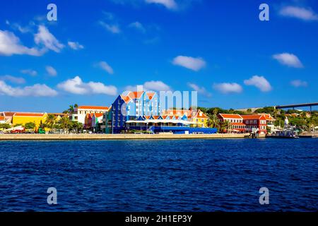 Willemstad, Curacao, Paesi Bassi - Specifici edifici colorati a street in Curacao Foto Stock