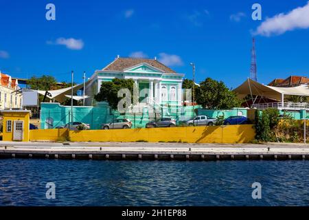 Willemstad, Curacao, Paesi Bassi - Specifici edifici colorati a street in Curacao Foto Stock