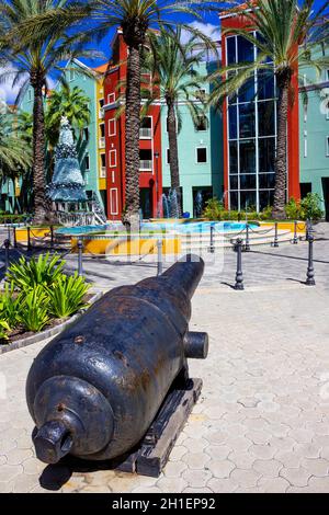 Willemstad, Curacao, Paesi Bassi - Specifici edifici colorati a street in Curacao Foto Stock