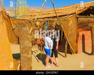 Sharm El Sheikh, Egitto - 17 febbraio 2020: Il popolo nella zona lounge e relax al villaggio beduino nel deserto del Sahara Foto Stock