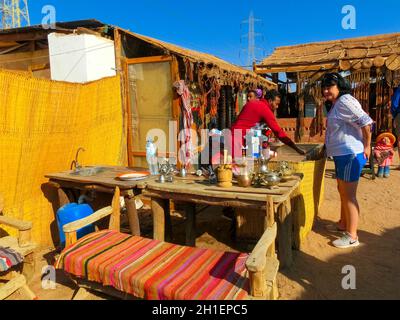 Sharm El Sheikh, Egitto - 17 febbraio 2020: Il popolo nella zona lounge e relax al villaggio beduino nel deserto del Sahara Foto Stock