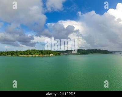 Lago Gatun del canale di Panama e cielo blu Foto Stock