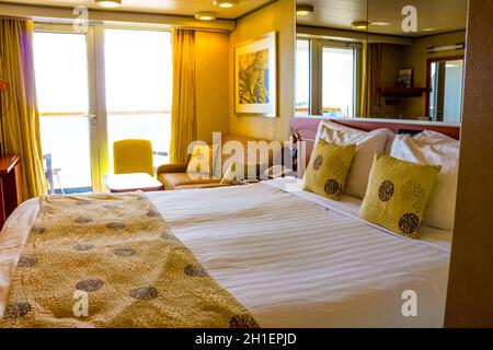 Fort Lauderdale - 1 dicembre 2019: Lussuoso interno della nave da crociera Holland America Eurodam. Cabina con balcone Foto Stock