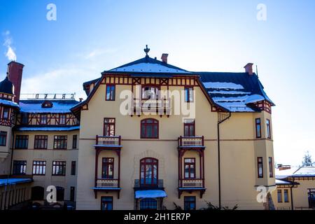 Stary Smokovec, Slovacchia - 01 gennaio 2020: Vista del Grand Hotel nella famosa località di Stary Smokovec a High Tatra montagne con elem a graticcio Foto Stock