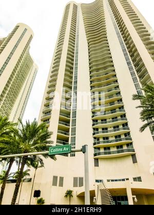 Miami, Stati Uniti d'America - 30 novembre 2019: Street con famosi hotel a Collins Avenue a Miami Beach Foto Stock