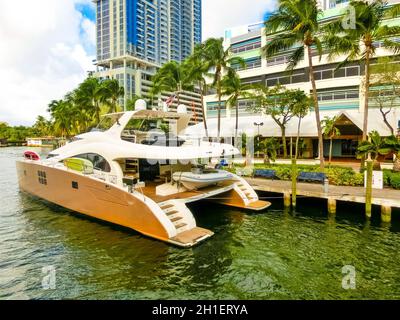 Fort Lauderdale - 11 dicembre 2019: Paesaggio urbano di ft. Lauderdale, Florida, mostra la spiaggia, yacht e condomini Foto Stock