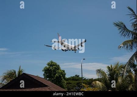 09.10.2021, Singapore, Repubblica di Singapore, Asia - Un aereo da freighter China Airlines Cargo Boeing 747-400 F si avvicina all'aeroporto di Changi per l'atterraggio. Foto Stock