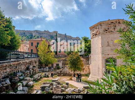 L'Agora romana ad Atene, in Grecia, con l'Acropoli sullo sfondo. La Torre dei Venti o l'Orologio del Kirrostes domina il quadro. Foto Stock