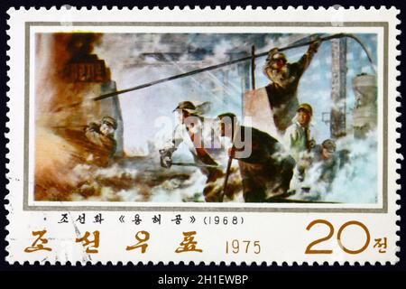 COREA DEL NORD - CIRCA 1975: Un francobollo stampato nella Corea del Nord mostra fonderie (1968), pittura coreana, circa 1975 Foto Stock