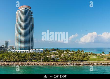 Miami, FL, Stati Uniti - 28 Aprile 2019: Lussuosi e alti condomini e South Pointe Park sulla Florida Intra-Coastal Waterway a Miami Beach, F. Foto Stock