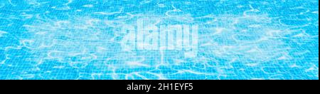Ondate d'acqua limpide, superficie d'acqua blu con sfondo onde Hero header Foto Stock