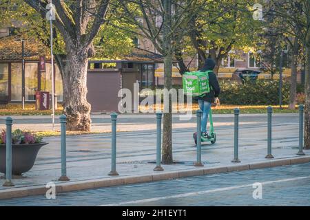 Vilnius, Lituania - 16 ottobre 2021: Consegna di cibo Bolt in città. Il corriere con scooter elettrico consegna cibo a casa o in ufficio Foto Stock