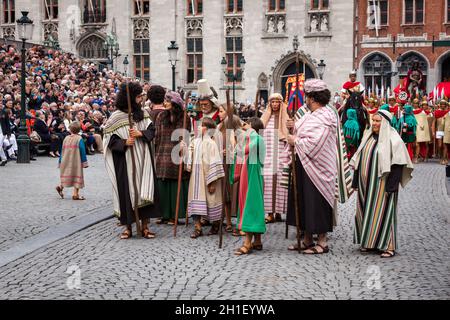 BRUGES, BELGIO - MAGGIO 17: Processione annuale del sangue Santo nella Giornata dell'Ascensione. La gente del posto esegue una rievocazione storica e drammatizzazioni di Biblica Foto Stock