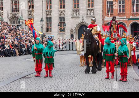 BRUGES, BELGIO - MAGGIO 17: Processione annuale del sangue Santo nella Giornata dell'Ascensione. La gente del posto esegue una rievocazione storica e drammatizzazioni di Biblica Foto Stock