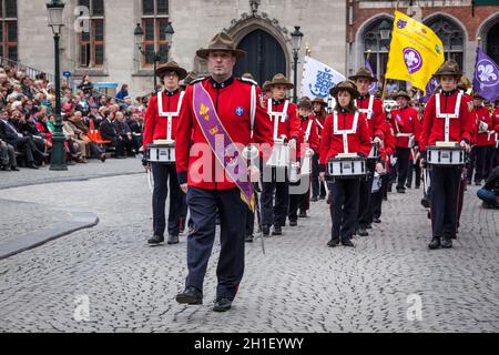 BRUGES, BELGIO - MAGGIO 17: Processione annuale del sangue Santo nella Giornata dell'Ascensione. La gente del posto esegue una rievocazione storica e drammatizzazioni di Biblica Foto Stock