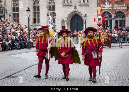 BRUGES, BELGIO - MAGGIO 17: Processione annuale del sangue Santo nella Giornata dell'Ascensione. La gente del posto esegue una rievocazione storica e drammatizzazioni di Biblica Foto Stock