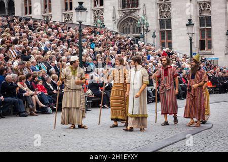 BRUGES, BELGIO - MAGGIO 17: Processione annuale del sangue Santo nella Giornata dell'Ascensione. La gente del posto esegue una rievocazione storica e drammatizzazioni di Biblica Foto Stock