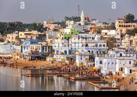 PUSHKAR, INDIA - 20 NOVEMBRE 2012: I devoti indù pellegrini che fanno il bagno nel lago sacro di Puskhar (Sagar) sui ghats di Pushkar, Rajasthan, India. Pushkar è Foto Stock