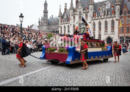 BRUGES, BELGIO - MAGGIO 17: Processione annuale del sangue Santo nella Giornata dell'Ascensione. La gente del posto esegue una rievocazione storica e drammatizzazioni di Biblica Foto Stock