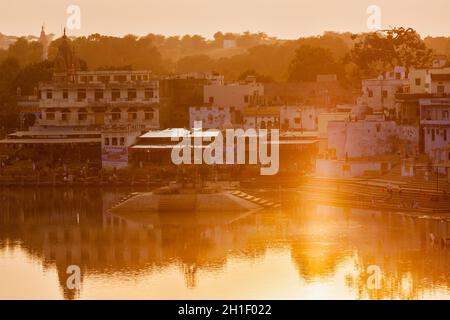 PUSHKAR, INDIA - 21 NOVEMBRE 2012: Lago sacro Puskhar (Sagar) e ghats della città Pushkar al tramonto. Pushkar è una delle più antiche città esistenti di Foto Stock