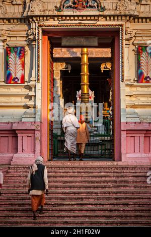 PUSHKAR, INDIA - 21 NOVEMBRE 2012: Persone che entrano nel Tempio di Rangji (dedicato a Rangji, un'incarnazione di Lord Vishnu). Pushkar, Rajasthan, India Foto Stock