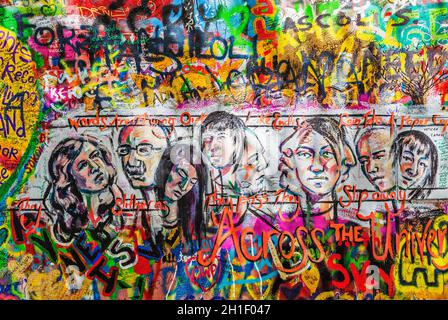 PRAGA, REPUBBLICA CECA - 28 APRILE 2012: Il muro di Lennon è pieno di graffiti ispirati a John Lennon e di testi tratti dalle canzoni dei Beatles Foto Stock