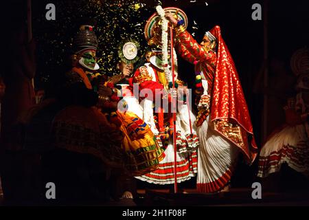 Kathakali è un famoso dramma di danza del Kerala, stato dell'india meridionale. Personaggi di Arjuna (pacha) e Subhadra (minukku). Storia di Katha Subhadra Haranam Foto Stock