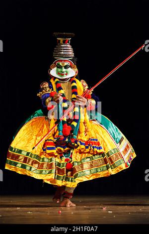 CHENNAI, INDIA - 9 SETTEMBRE: Dramma di danza tradizionale indiana Kathakali prefazione il 9 settembre 2009 a Chennai, India. L'esecutore suona Rama (pacha Foto Stock