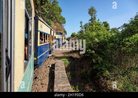 HIMACHAL PRADESH, INDIA - 12 MAGGIO 2010: Treno giocattolo della ferrovia di Kalka Shimla - ferrovia a scartamento stretto costruita nel 1898 e famosa per il suo paesaggio e improbab Foto Stock