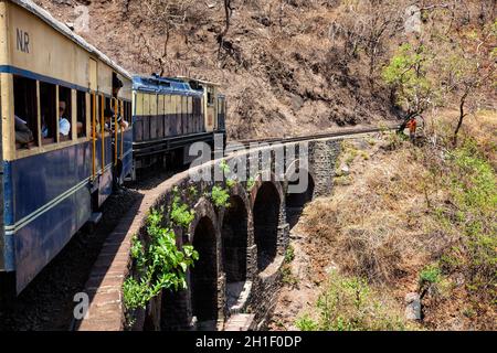 HIMACHAL PRADESH, INDIA - 12 MAGGIO 2010: Treno giocattolo della ferrovia di Kalka Shimla - ferrovia a scartamento stretto costruita nel 1898 e famosa per il suo paesaggio e improbab Foto Stock