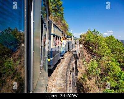 HIMACHAL PRADESH, INDIA - 12 MAGGIO 2010: Treno giocattolo della ferrovia Kalka–Shimla - ferrovia a scartamento ridotto costruita nel 1898 e famosa per il suo paesaggio e improbabile Foto Stock
