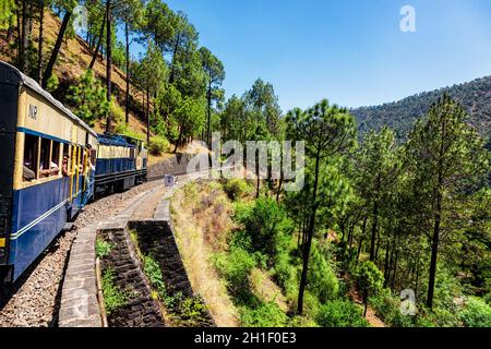 HIMACHAL PRADESH, INDIA - 12 MAGGIO 2010: Treno giocattolo della ferrovia di Kalka-Shimla - ferrovia a scartamento stretto costruita nel 1898 e famosa per il suo paesaggio e improbabile Foto Stock
