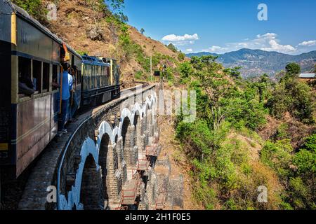 HIMACHAL PRADESH, INDIA - 12 MAGGIO 2010: Treno giocattolo della ferrovia Kalka–Shimla - ferrovia a scartamento ridotto costruita nel 1898 e famosa per il suo paesaggio e improbabile Foto Stock