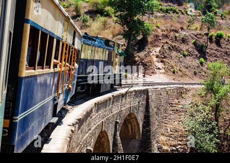 HIMACHAL PRADESH, INDIA - 12 MAGGIO 2010: Treno giocattolo della ferrovia Kalka–Shimla - ferrovia a scartamento ridotto costruita nel 1898 e famosa per il suo paesaggio e improbabile Foto Stock