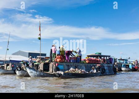 CAN THO,VIETNAM - 4 GIUGNO 2011: Persone non identificate al mercato galleggiante nel delta del fiume Mekong. I mercati CAI Rang e Cai BE sono mercati centrali del delta Foto Stock