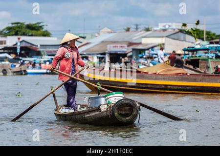 CAN THO, VIETNAM - 4 GIUGNO, 2011: Donna non identificata al mercato galleggiante nel delta del fiume Mekong. I mercati CAI Rang e Cai BE sono mercati centrali del delta Foto Stock