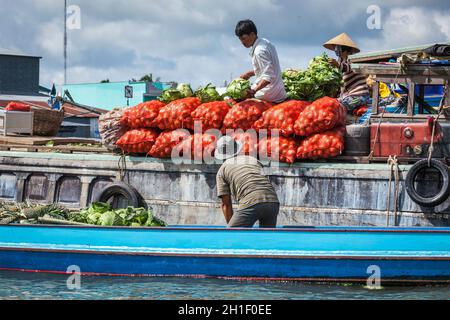 CAN THO,VIETNAM - 4 GIUGNO 2011: Persone non identificate al mercato galleggiante nel delta del fiume Mekong. I mercati CAI Rang e Cai BE sono mercati centrali del delta Foto Stock