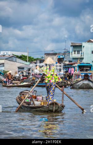 CAN THO,VIETNAM - 4 GIUGNO 2011: Persone non identificate al mercato galleggiante nel delta del fiume Mekong. I mercati CAI Rang e Cai BE sono mercati centrali del delta Foto Stock