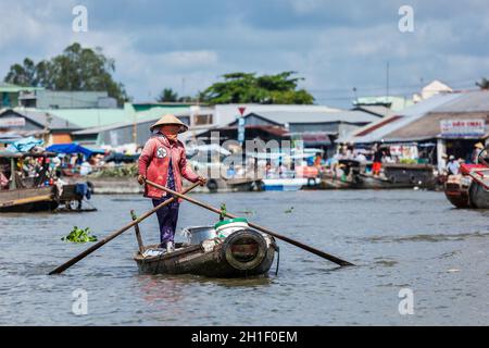 CAN THO, VIETNAM - 4 GIUGNO, 2011: Donna non identificata al mercato galleggiante nel delta del fiume Mekong. I mercati CAI Rang e Cai BE sono mercati centrali del delta Foto Stock