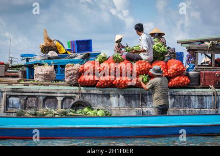 CAN THO,VIETNAM - 4 GIUGNO 2011: Persone non identificate al mercato galleggiante nel delta del fiume Mekong. I mercati CAI Rang e Cai BE sono mercati centrali del delta Foto Stock