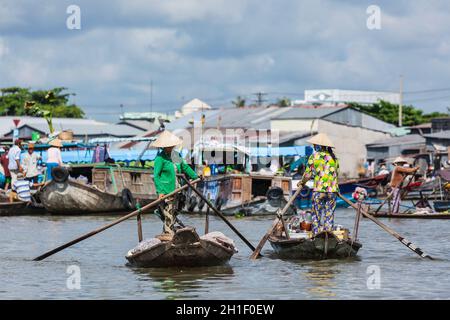 CAN THO,VIETNAM - 4 GIUGNO 2011: Donne non identificate al mercato galleggiante nel delta del fiume Mekong. I mercati CAI Rang e Cai BE sono mercati centrali del delta Foto Stock