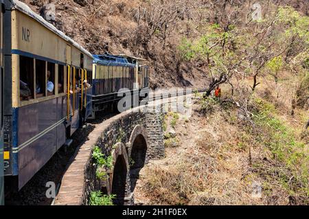HIMACHAL PRADESH, INDIA - 12 MAGGIO 2010: Treno giocattolo della ferrovia Kalka–Shimla - ferrovia a scartamento ridotto costruita nel 1898 e famosa per il suo paesaggio e improbabile Foto Stock